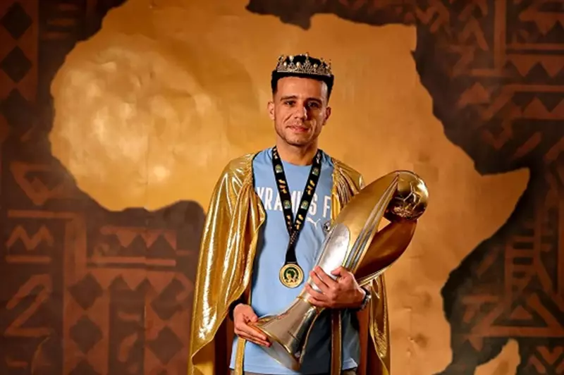 تسليط الضوء على لاعبي بيراميدز بلحظات احتفالية: تاج ذهبي وكأس أفريقيا في جلسة تصوير مميزة بعد تتويجهم بدوري الأبطال